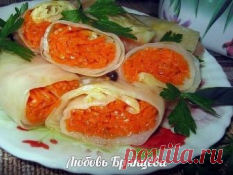 ЗАКУСОЧНЫЕ ГОЛУБЦЫ

Замечательная и оригинальная холодная закуска, которая порадует любителей домашних солений и маринадов. Смотрится очень красиво на праздничном столе.

Продукты: 14-16 средних листьев капусты, 5-6 шт. моркови, 2 головки чеснока, соль, перец по вкусу.

Капустные листья проварить 2-3 минуты ( как на голубцы), что бы они были мягкими, но не расползались, остудить. Морковь натереть на терке для корейского салата, чуточку посолить, добавить очищенный и раздав...