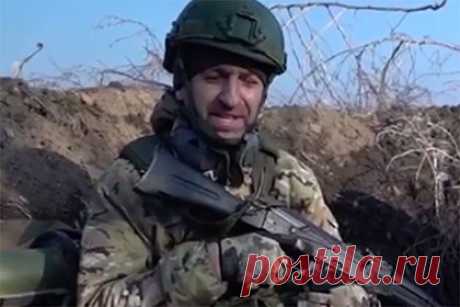 Участвующий в СВО актер из «9 роты» записал обращение к Смольянинову из окопа. Российский актер Сослан Фидаров, участвующий в специальной военной операции (СВО), записал видеообращение к коллеге по фильму «9 рота» Артуру Смольянинову (признан в России иноагентом). «Артур, я тебя сильно буду бить (...), когда поймаю, сильно побью, даю слово, за такие слова», — пообещал артист.