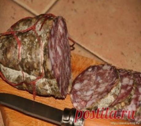 3 РЕЦЕПТА НАТУРАЛЬНОЙ СЫРОВЯЛЕНОЙ СУХОЙ КОЛБАСЫ СВОИМИ РУКАМИ

Готовы к экспериментам на кухне? Тогда предлагаю вам отличный рецепт приготовления сыровяленой колбаски в домашних условиях. Это простой и натуральный вариант любимой колбаски. 
 
 
1-ый рецепт сыровяленой колбасы своими руками
 
1.Ингредиенты: 
 
Мясо - 1,5 килограмма 
Сало - 700 грамм 
Соль - 3 ст. ложки 
Перец - 0,5 чайных ложки 
Сахар - 2 ст. ложки 
Водка - 1,5 ст. ложки 
Коньяк - 50 миллилитров 
Кишки - 1 ...