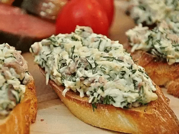 Закусочные бутерброды с печенью трески и сыром
