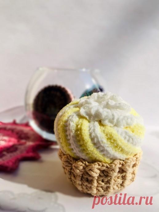 Пирожное корзинка со взбитыми сливками