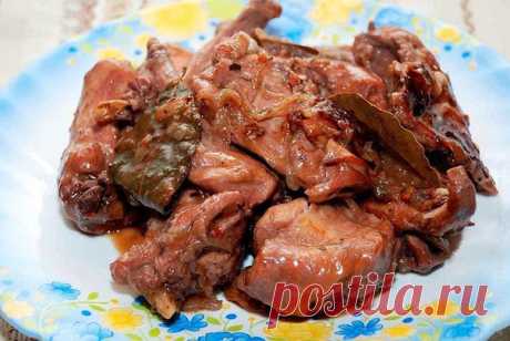 Тушеный кролик в винном соусе по-французски

По вкусу крольчатина напоминает курицу, но его мясо гораздо нежнее и полезнее. Кролик в вине – великолепное праздничное блюдо, однако нужно знать некоторые нюансы. Мясо должно быть свежее, молодое, так как старое придется долго вымачивать в уксусном растворе, чтобы убрать специфический неприятный запах.