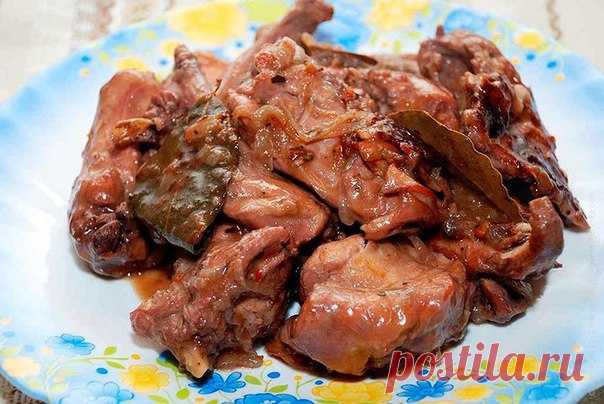 Тушеный кролик в винном соусе по-французски

По вкусу крольчатина напоминает курицу, но его мясо гораздо нежнее и полезнее. Кролик в вине – великолепное праздничное блюдо, однако нужно знать некоторые нюансы. Мясо должно быть свежее, молодое, так как старое придется долго вымачивать в уксусном растворе, чтобы убрать специфический неприятный запах. Сладкие крепленые, а также настоянные в дубовых бочках вина лучше не использовать, так как они испортят нежный вкус крольчатины.
Показать полностью…