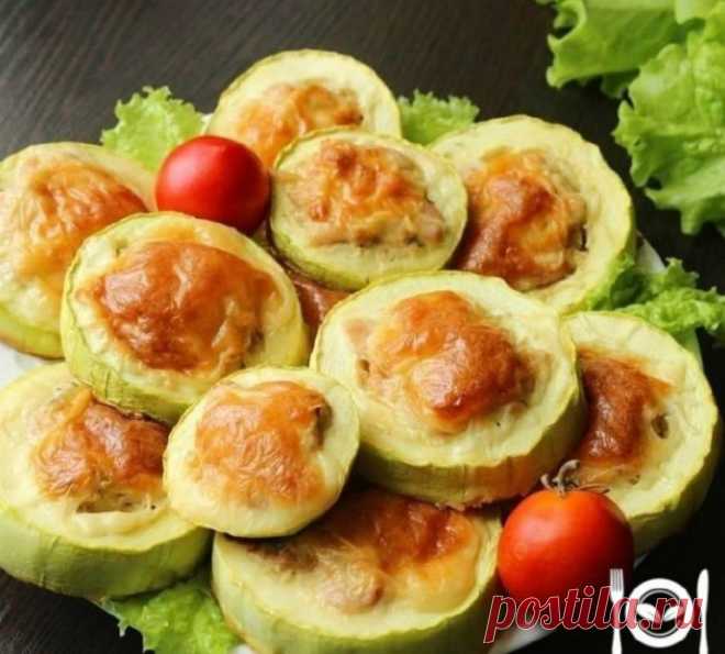 ​Фаршированные кабачки Ингредиенты: кабачок 1.5 кг. куриная грудка 600 гр. яйцо 1 шт. укроп  помидор 100 гр. сыр 50 гр. чеснокПриготовление: 1. Кабачок чистим и нарезаем шайбами, внутри вычищаем семечки. 2. Выкладываем на противень, застеленный пергаментом или на...
