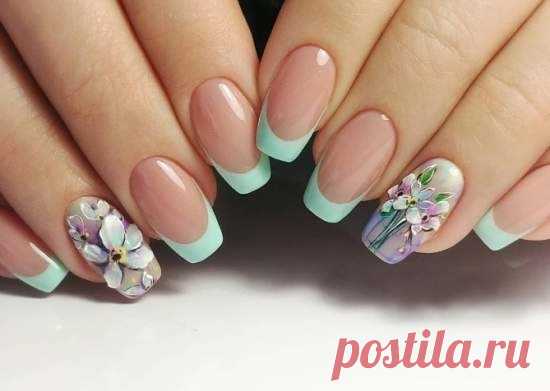 Нежно-бирюзовый френч с объемными цветами на ногти средней длины формы мягкий квадрат Дизайн ногтей: стиль акварельный, с рисунком, с эффектом 3D, френч, цветы, форма средние мягкий квадрат, цвета - бирюзовый, мятный, покрытие глянцевые, на лето маникюр.