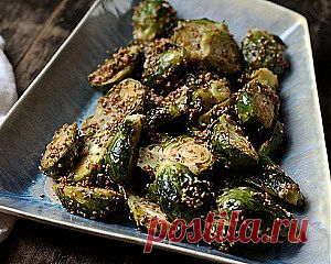 Жареная брюссельская капуста с кунжутом.