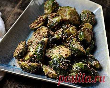 Жареная брюссельская капуста с кунжутом.