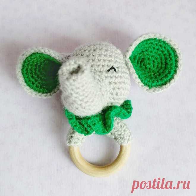 PDF Погремушка Слоник крючком. FREE crochet pattern; Аmigurumi toy patterns. Амигуруми схемы и описания на русском. Вязаные игрушки и поделки своими руками #amimore - детские погремушки для малышей, грызунок, маленький слоник, слонёнок, слон.