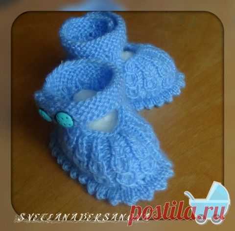 Пинетки-ботиночки с застежкой.Knitting baby booties