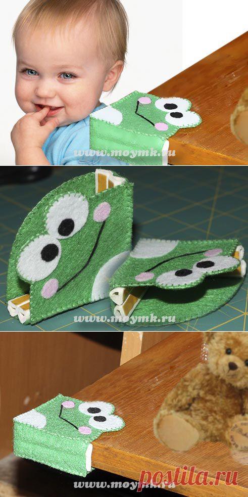 А кто сказал, что фетр лишь для того, чтобы шить из него тапки, ободки и игрушки? moymk.ru/... Ничего подобного! Можно соорудить и что-нибудь более функциональное, полезное и нужное :) 
Например накладки на углы, чтобы хоть как-то обезопасить малыша в его нескончаемых попытках научиться стоять ровно и сделать первые уверенные шаги. 

Надеюсь, что вам тоже понравится этот мастер-класс :))