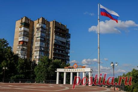 Около Мелитополя обнаружили взрывчатку американского производства. Полиция Мелитополя обнаружила взрывчатку американского производства на опоре ЛЭП в поселке Акимовка. Об этом сообщила военно-гражданская администрация города. Отмечается, что обнаружены были четыре пластины взрывчатого вещества С4 американского производства. Взрывчатку обезвредили сотрудники Росгвардии.