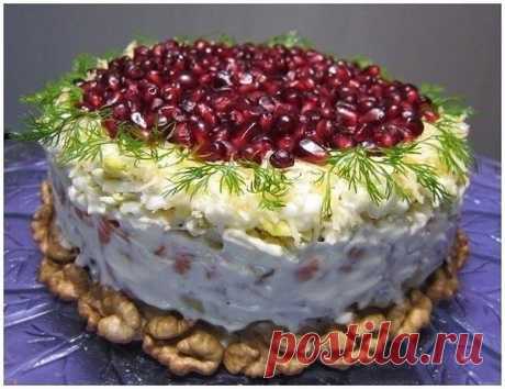КРАСНАЯ ШАПОЧКА !!!   **Слоями, и каждый под майонез: 1)лук -кубик, обдав кипятком, 2)картофель -кубик, 3)гриль или копч/кура -кубик, 4)грец/орехи -измельчи, 5)отв/морковь -кубик, 6)яйцо -кр/тёрка, 7)сыр тёртый. *Декор: грец/орех, зелень, зёрна граната. *В холод на 1час. *Какая прелесть!