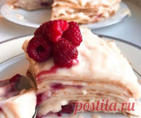 блинный тортик с малиной и легким заварным кремом 🥞 масленица в самом разгаре . И чтобы не есть просто блинчики, предлагаю приготовить блинный тортик готовить его совсем не сложно .
⠀