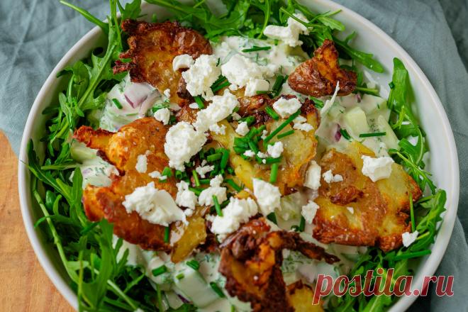 Mega knuspriger Kartoffelsalat mit Joghurtdressing Virales Trend-Rezept: Mit Quetschkartoffeln knusprigen Kartoffelsalat zubereiten - einfaches Rezept für Smashed Potato Salad - schmeckt so lecker!