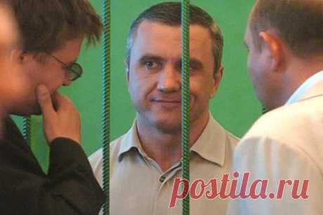 Герою «Бандитского Петербурга» Маковозу отказали в досрочном погашении судимости. Сестрорецкий районный суд Санкт-Петербурга отказал Олегу Белинскому (Маковозу) — одному из лидеров «Братской» преступной группировки — в досрочном погашении судимости, сообщили в объединенной пресс-службе судов. Адвокат Маковоза обжаловал постановление. Апелляцию рассмотрит Санкт-Петербургский городской суд.