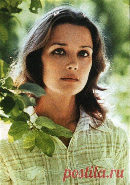 Учила жизнь меня быть доброй, мягкой,
Из мелочей проблем не раздувать,
Обидел если кто, всплакнуть украдкой
И больше о плохом не вспоминать.
И только молчаливой стать сумела
И скромной, словно ангел во плоти,
Как жизнь давай учить меня быть смелой,
Отстаивать позиции свои.
Учила быть открытой и правдивой,
И я сказала: вот он - верный путь!
А жизнь с детьми беседою игривой
Давай учить быть хитренькой чуть-чуть.
И так во всём: я только стану щедрой,
Как жизнь ко мне обманщика ведёт.