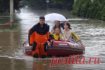 Прогулки на лодках по затопленным улицам Анапы сняли на видео. В Анапе горожане передвигается по затопленным улицам на лодках. Видео одной из улиц опубликовал местный житель. На кадрах люди плывут на лодках, а другие пытаются перевезти свои вещи на самодельном плоту из пластиковых бутылок. Автор говорит, что не верит в происходящее.