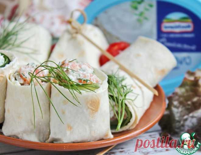 Закуска из лаваша и огуречных рулетиков.