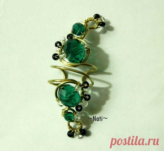 Кафф цвета изумруда! 
Для любительниц насыщенного зелёного.
Для изготовления использована латунная проволока. Кафф украшен стеклянными бусинами сваровски и чешским бисером.
Узнать подробнее о моём творчестве можно в моей группе: http://vk.com/vazanie_ot_nati. Так же мои украшения можно приобрести! в моём магазине