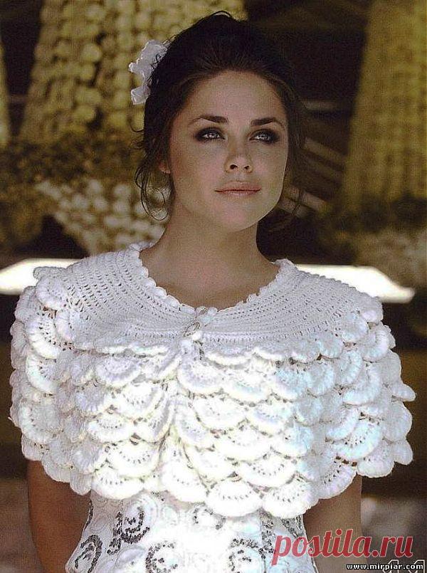 Накидка *Афродита* связанная крючком.