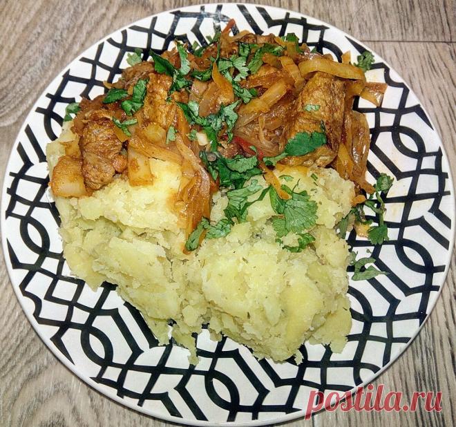 Реверанс восточно-европейской кухне. Тушёная капуста со свининой. Без томата. | высокая(НЕТ)кухня | Яндекс Дзен