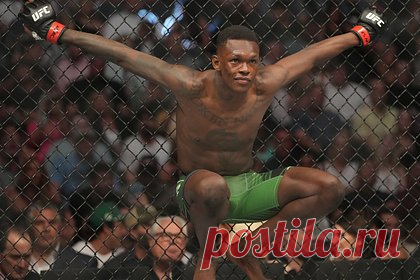 Чемпионы UFC попали в аварию перед турниром в США. Автобус, в котором находились новозеландский боец смешанного стиля (MMA) Исраэль Адесанья и австралиец Александр Волкановски, попал в аварию в США. Инцидент произошел в Нью-Йорке. Автобус врезался в пожарный гидрант на пути в «Мэдисон Сквер Гарден», где проходила пресс-конференция перед турниром UFC 281.