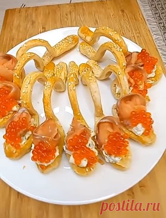 ПОМИДОРЫ В ЗАГАДОЧНОМ МАРИНАДЕ

Несколько лет назад познакомилась с этим рецептом у подруги во время подготовки к вечеринке. Она открыла банку помидоров, предложила попробовать, мы попробовали помидоры... потом рассол... и не донесли помидорчики до праздничного стола, все съели на кухне.
Итак, начинаем. Отбираем помидоры одного размера, любого, как вы любите. Моем, укладываем в простерилизованные банки. Обычно я мариную в одно- или полуторалитровых, но это по другим рецепт...