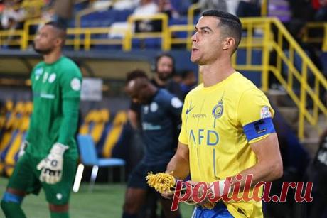 Роналду высказался о возрасте. Нападающий саудовского «Аль-Насра» и сборной Португалии Криштиану Роналду высказался о возрасте. «Я был лучшим бомбардиром в этом сезоне, представьте, что я обошел молодых зверей. Я этим горжусь. А скоро мне исполнится 39 лет! Мне нравится, когда люди снова сомневаются во мне», — заявил футболист.