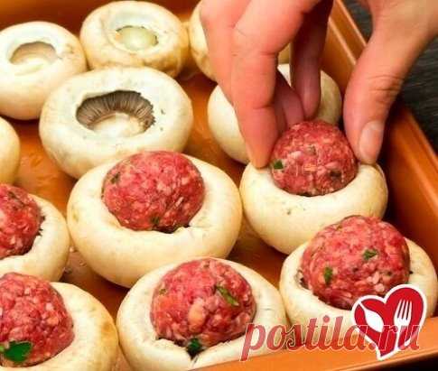 Фаршированные мясными тефтелями шампиньоны.
Ингредиенты:
500 г говяжьего фарша
½ ч.л. соли
½ ч.л. черного перца
1 ст.л. мелко нарубленной петрушки
½ ч.л. сладкой паприки
1 кг грибов
50 г тертого сыра
20 мл оливкового масла
1 ст.л. оливкового масла (чтобы смазать противень)
Приготовление:
1. Смешайте 500 г говяжьего фарша с ½ ч.л. соли, ½ ч.л. черного перца, 1 ст.л. мелко нарубленной петрушки и ½ ч.л. сладкой паприки. Сформируйте из фарша мясные тефтели одинакового размера.
2. Грибы надо промы