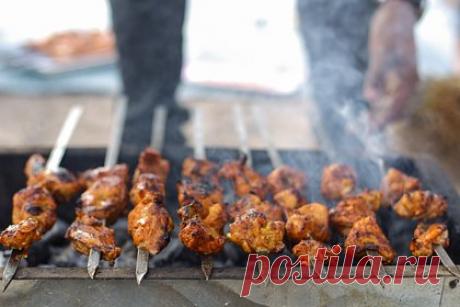 Россиянам рассказали об отмене ряда «дачных» штрафов. Адвокат юридической фирмы «Интеллектуальный капитал» Ирина Каплун рассказала, что в России отменили ряд «дачных» штрафов. Теперь россияне имеют право готовить шашлыки на мангале в пяти метрах от дома. Изменения вступят в силу с 1 марта 2023 года, пишет агентство «Прайм».