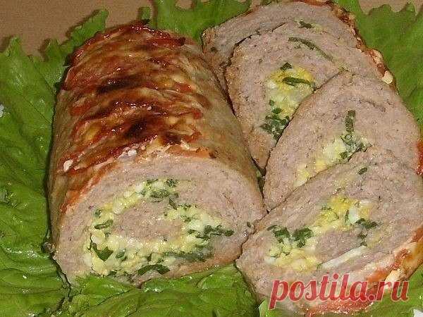Мясной рулет с начинкой

1. Фарш 500 г, 1 яйцо, 1 луковица, 2-3 зубчика чеснока, булка (замочить в молоке). Всё хорошо вымешать, посолить, поперчить.
2. 2 яйца(вареные)натереть, добавить зеленый лук, соль, перец и 1 столовую ложку майонеза.
3.
Пищевую плёнку расстелить на столе, смазать растительным маслом,
выложить фарш в виде прямоугольника. На фарш уложить начинку, натереть
немного сыра,свернуть рулетом. С помощью плёнки уложить рулет на
противень, сверху уложить кружоч...