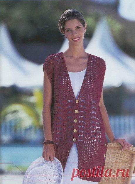 Ажурный жилет вишнёвого цвета.