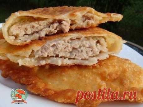 ЧЕБУРЕКИ ДОМАШНИЕ.
ИНГРЕДИЕНТЫ:
Тесто:
 4 ст. муки (объём стакана — 250 мл),
 1,3 стакана воды (320 мл),
 2 столовые ложки водки именно водка придаёт тесту пузырчатость,
 1 яйцо,
 2 ст. ложки растительного масла,
 0,5 чайной ложки соли.
Фарш:
 700 г фарша (смешанный),
 350 г лука,
 1/3 стакана кефира
 соль,
 перец.
 зелень и чеснок если любите.
Начинка 2:
 Сыр (потёртый),
 зелень (петрушка и укроп),
 и в каждый чебурек — тонкий ломтик помидора.
ПРИГОТОВЛЕНИЕ:
Вскипятить воду