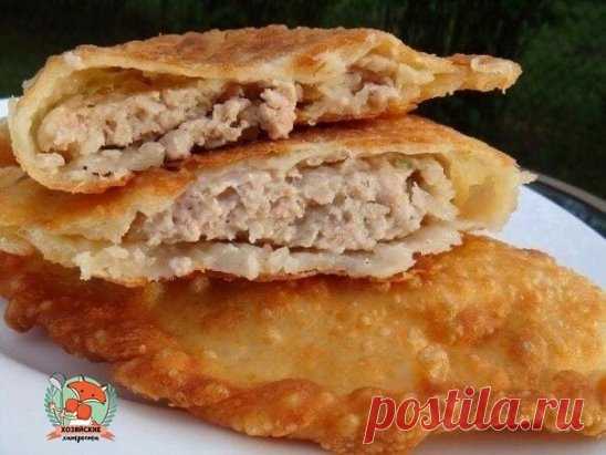 ЧЕБУРЕКИ ДОМАШНИЕ.
ИНГРЕДИЕНТЫ:
Тесто:
 4 ст. муки (объём стакана — 250 мл),
 1,3 стакана воды (320 мл),
 2 столовые ложки водки именно водка придаёт тесту пузырчатость,
 1 яйцо,
 2 ст. ложки растительного масла,
 0,5 чайной ложки соли.
Фарш:
 700 г фарша (смешанный),
 350 г лука,
 1/3 стакана кефира
 соль,
 перец.
 зелень и чеснок если любите.
Начинка 2:
 Сыр (потёртый),
 зелень (петрушка и укроп),
 и в каждый чебурек — тонкий ломтик помидора.
ПРИГОТОВЛЕНИЕ:
Вскипятить воду