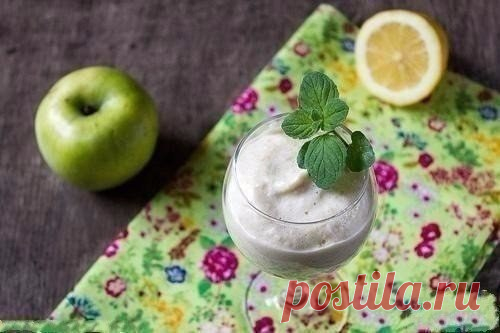 Яблочный крем — очень простой в приготовлении диетический десерт, который не навредит фигуре и при этом утолит жажду съесть что-нибудь сладенькое :)

Ингредиенты на 3 порции:

- Яблоки — 10 шт.
- Лимон — 1 шт.
- Мед — 3 ст. л.
- Яичный белок — 3 шт.
- Соль — по вкусу

Яблочный крем — звучит, быть может, не слишком заманчиво. Я и сама, когда нашла этот рецепт в кулинарной книге, сперва пропустила его мимо внимания. Впрочем, после приготовления мое отношение к яблочному крем...