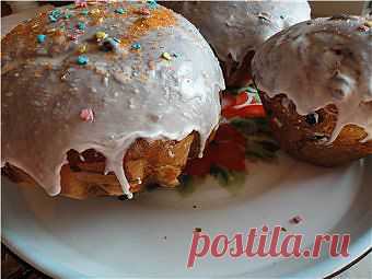 Кулич с цукатами и изюмом.
