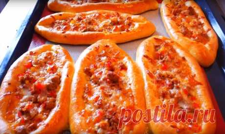 Закусочные булочки-лодочки с мясной начинкой: как пух Закусочные булочки-лодочки с мясной начинкой получаются превосходными: аппетитными, мягкими, сытными и вкусными! Почему бы не порадовать домочадцев такой замечательной домашней выпечкой? Да и друзья от подобного перекуса еще ни разу не отказывались!