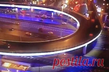 Момент падения бетономешалки с эстакады в Москве попал на видео. Момент падения бетономешалки с эстакады на пересечении Ленинградского проспекта с Третьим транспортный кольцом (ТТК) в Москве попал на видео. Запись опубликовал Telegram-канал столичной прокуратуры. Отмечается, что в результате пострадал 39-летний водитель грузовика. Он был госпитализирован.