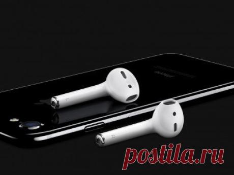 Руководство Apple рассказало о причинах отказа от 3,5-мм аудиоразъёма Презентация iPhone 7 стала официальным подтверждением самого обсуждаемого изменения в новом поколении "айфонов": 3,5-мм аудиоразъём в смартфоне действительно отсутствует. Как и все радикальные изменения, это решение пользователи встретили со смешанными чувствами. Однако в новом интервью BuzzFeed News вице-президенты Apple Фил Шиллер, Грег Йосвяк, Дэн Риччио, а также генеральный директор Тим Кук объяснили своё…