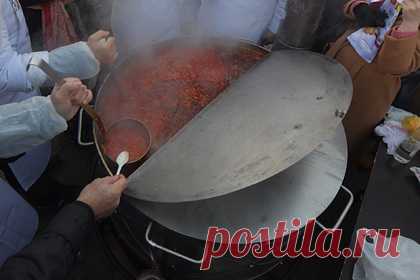 Праздник осеннего борща состоится под Смоленском. «Праздник осеннего борща» состоится в селе Алексино под Смоленском. Мероприятие назначено на субботу, 11 сентября, и пройдет на ипподроме местного конезавода. Усадьба семьи Барышниковых расположена как раз в Алексино. Участников и гостей праздника ждет интересная программа, которая пройдет на фоне дворянского дворца.