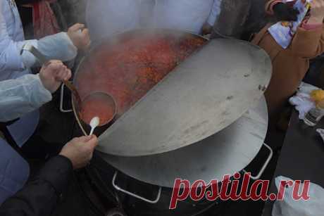 Праздник осеннего борща состоится под Смоленском. «Праздник осеннего борща» состоится в селе Алексино под Смоленском. Мероприятие назначено на субботу, 11 сентября, и пройдет на ипподроме местного конезавода. Усадьба семьи Барышниковых расположена как раз в Алексино. Участников и гостей праздника ждет интересная программа, которая пройдет на фоне дворянского дворца.
