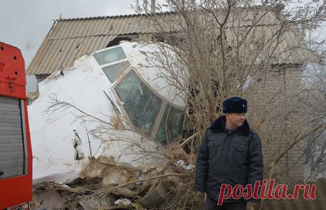 Упавший турецкий Boeing | Чёрт побери Утром 16 января под Бишкеком упал турецкий Boeing, который следовал из Гонконга в Стамбул. Более половины поселка, на который рухнул грузовой 747-400, разрушено.    Самолет следовал из Гонконга в Стамбул и должен был сесть в столице Киргизии на дозаправку, но не дотянул.  Boeing не смог совершить посадку с первого раза, и пилот, вероятно, хотел уйти на второй круг, но рухнул на поселок Дача-Суу дачного кооператива «Авиатор». Погибли 35...