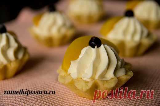 Песочные корзиночки с джемом и творожным кремом.