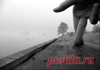 Очень больно уходят люди…так стремительно и не кстати
Уставая от вас, по сути, оставляя рыдать в кровати
Оставляя одних в квартире, оставляя на сердце раны
Так внезапно уходят люди, на душе вырезая шрамы

Так смешно остывают люди, забывая своих любимых
Оставляя их на распятьее одиноких метелей зимних
Так уходят, без обьяснений ,затихают шаги в парадной
Просто ты-это ты,смирись, им тебя уже больше не надо

Не случается взрыв на солнце, ни другое событие века
Все гораздо ясн...