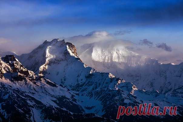 Рассвет в Гималаях. Автор фото — Илья Дубовский: nat-geo.ru/photo/user/51091/