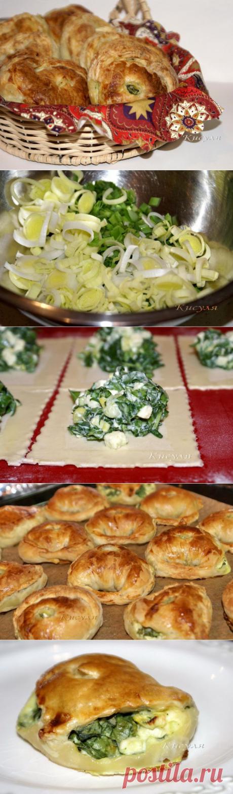 Слоёные пирожки со шпинатом и адыгейским сыром