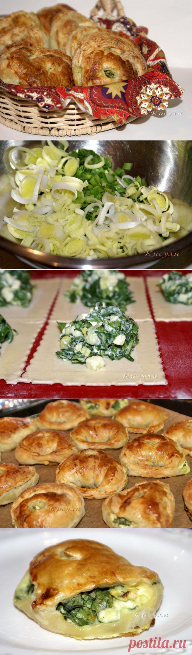 Слоёные пирожки со шпинатом и адыгейским сыром