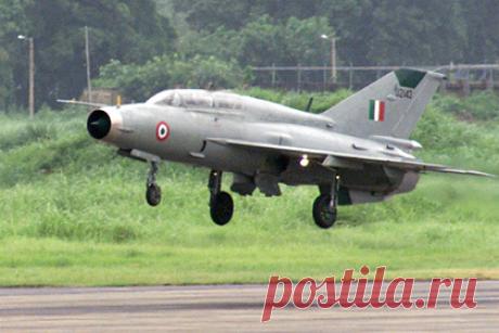 Истребитель МиГ-21 разбился на севере Индии. Истребитель МиГ-21 Военно-воздушных сил (ВВС) Индии разбился на севере страны, в окрестностях города Джайсалмер в северном штате Раджастхан. Правоохранительные органы прибыли на место происшествия, обстоятельства катастрофы выясняются. Пилот погиб, подробности трагедии пока не сообщаются.