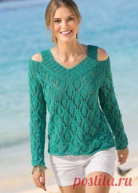 ​Стильный пуловер с оригинальной горловиной