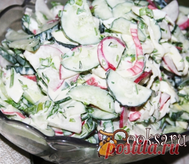 Салат с редисом, сыром и крабовыми палочками 